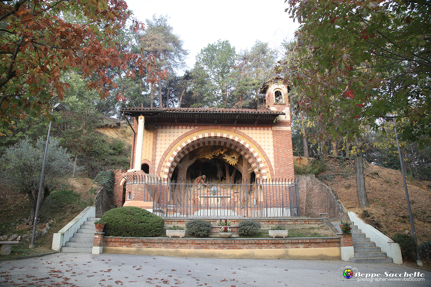 VBS_0877 - I Piloni della Via Crucis del Sacro Monte di Montà d'Alba.jpg
